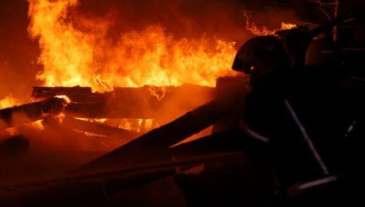 У палаючому будинку в Харкові залишаються люди, - повідомив міський голова.