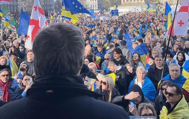 Что известно о многотысячном митинге в Париже в поддержку Украины?