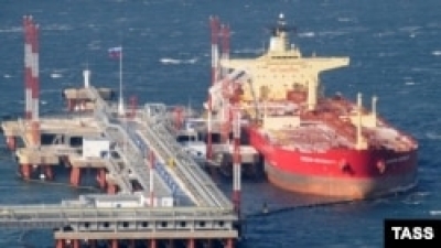 Половина підсанкційних танкерів припинила перевезення нафти з РФ ­– Bloomberg