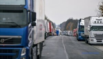 На кордоні з Польщею у чергах чекають 2300 вантажівок