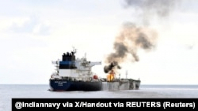Поблизу берегів Ємену горить контейнеровоз, уражений ракетами хуситів